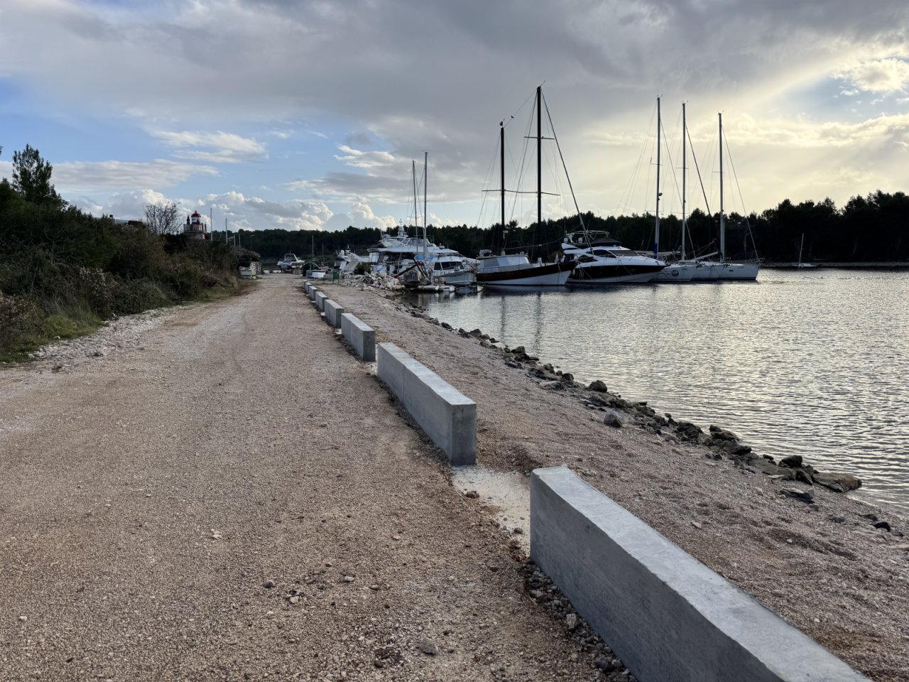Weg von den Grundstücken zu den Liegeplätzen Weg von den Grundstücken zu den Liegeplätzen